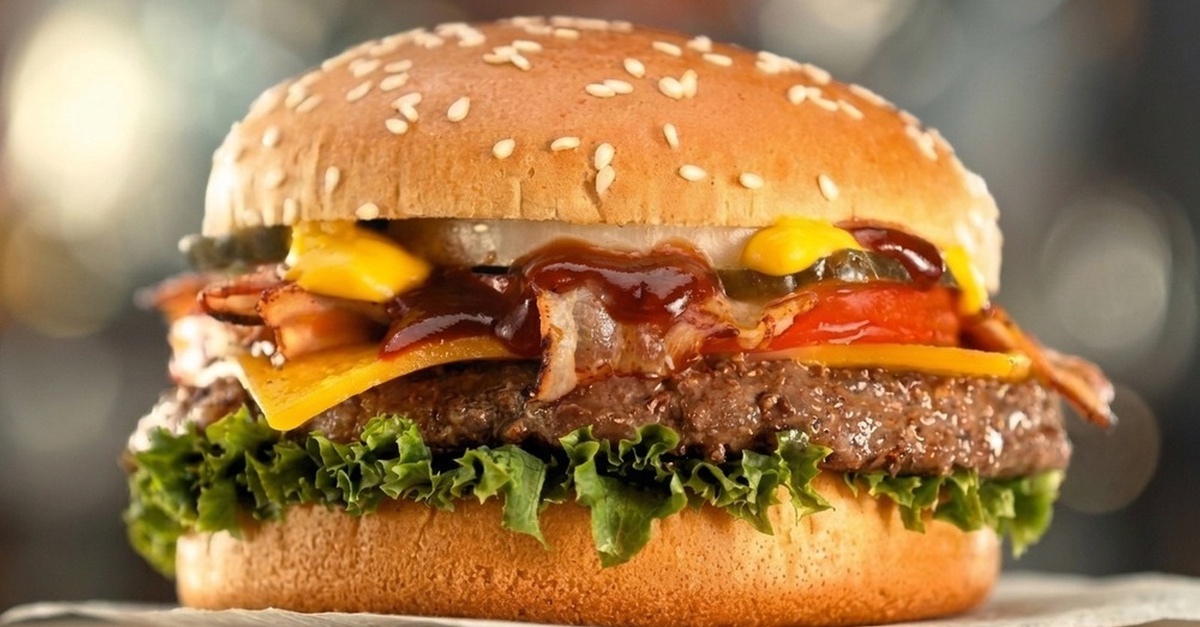 Menú de hamburguesas con entrantes y bebida en Málaga