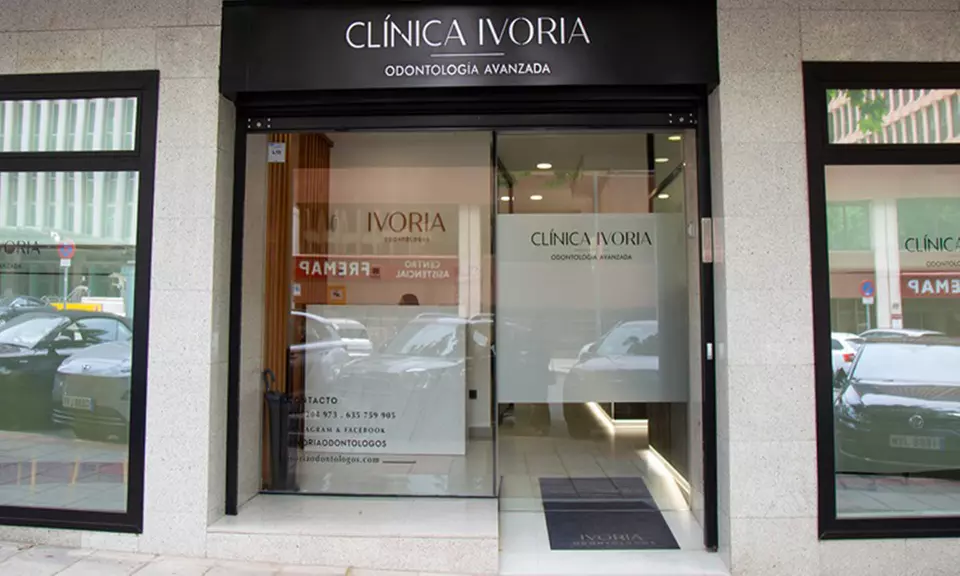 Sonríele a la vida: 1 o 2 limpiezas dentales con revisión y opción a curetaje de encías (ahorro de hasta un 86%) - Primary Image