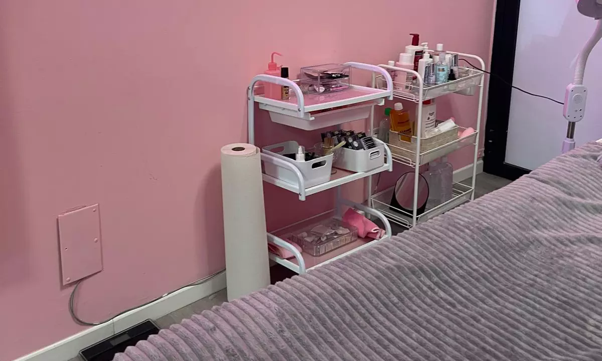 Hollywood peeling con limpieza, mascarilla de carbón activo y láser Q-Switched, con hasta un 75% de descuento - Second Medium