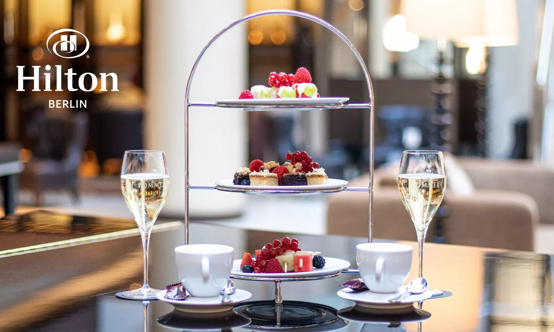 Champagner mit Fruchtspießen, Kaffee und Kuchen in der Listo Lounge im Hilton Berlin - Primary Image