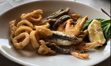 Menu di pesce con calice di vino per 2 o 4 persone alla Taverna degli Artisti - Ristopizza (sconto 52%)