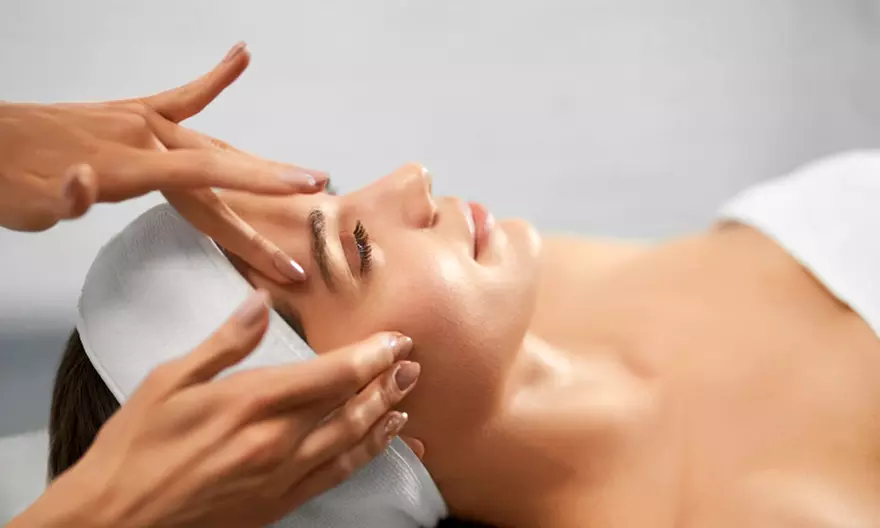 Soin du visage hydratant, soin technique brésilien ou soin luxe brésilien (jusqu'à 33% de remise) - Primary Image