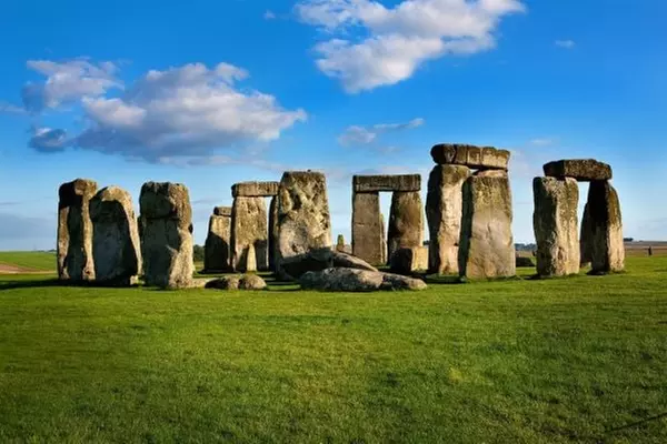 Windsor, Stonehenge, Lacock, Bath Tour and Pub Lunch by Premium Tours
