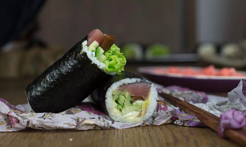 Rolki sushi, sałatka i napój