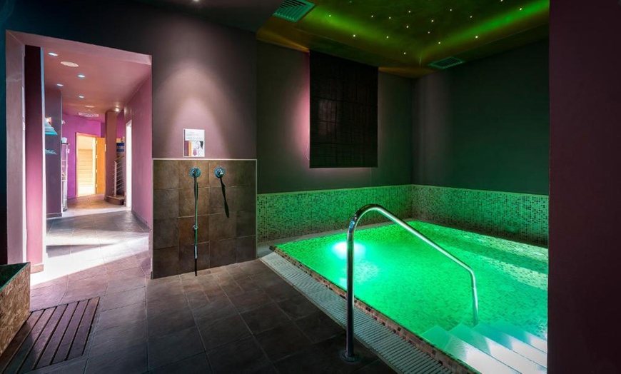 Image 2: Rimini 4*: soggiorno con colazione, idromassaggio, cena o massaggio 