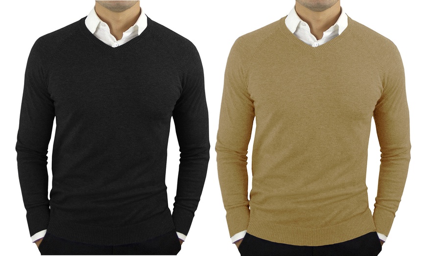 Image 4: 2 maglioni con scollo a V in cashmere e lana da uomo
