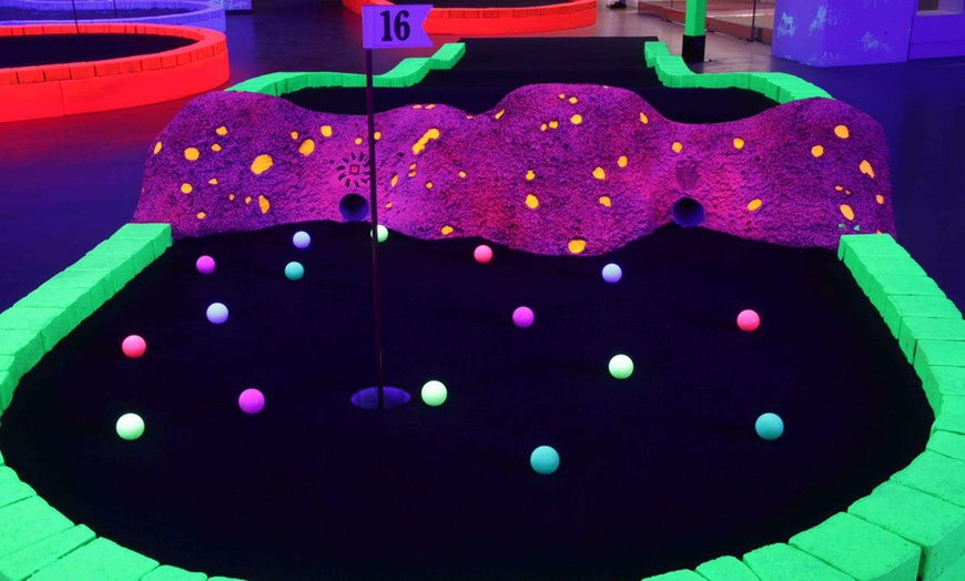 Image 3: Glow in the Dark Mini Golf