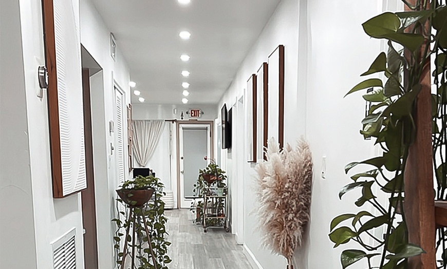 Image 2: Rejuvenate Your Skin with a Deep Cleansing Facial