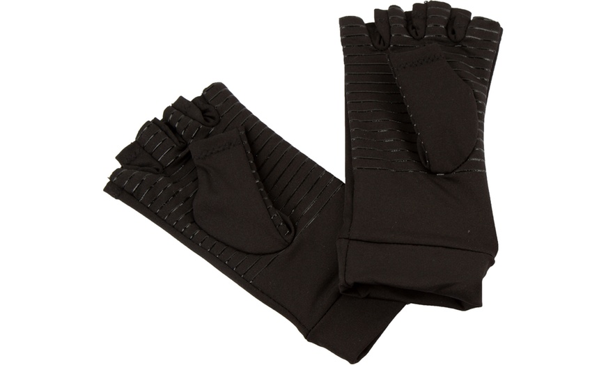 Image 8: Pro 11 Wellbeing Arthritis Gloves and Socks