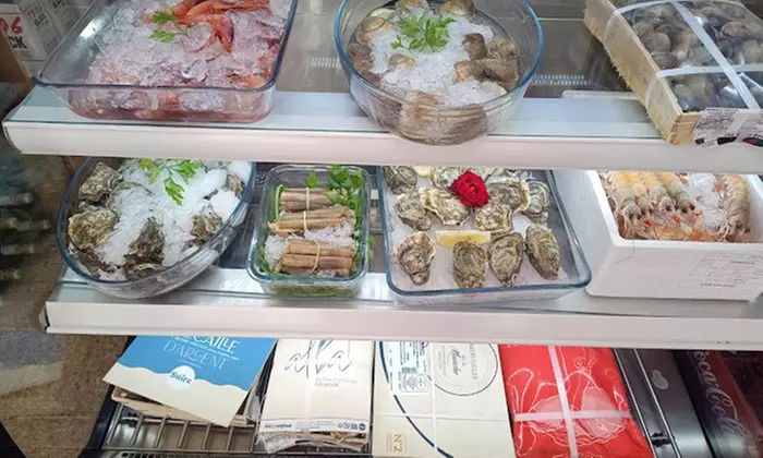 Saborea marisco fresco acompañado de una botella de vino blanco para 2