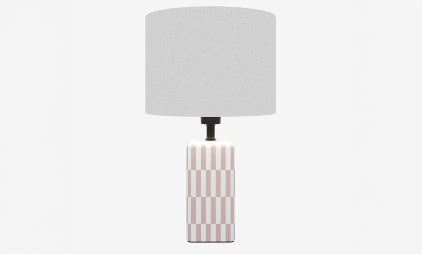 Image 6: Lampe de chevet en céramique à motif damier 