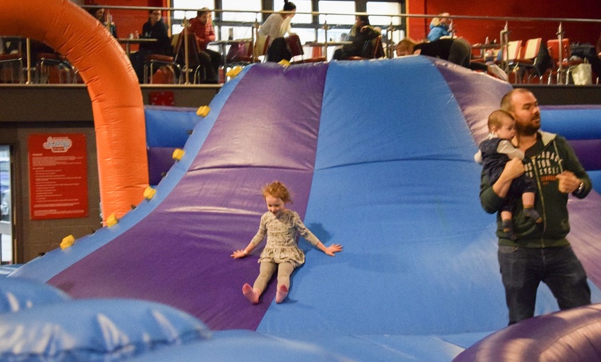 Image 4: One-Hour Trampoline Jump Session