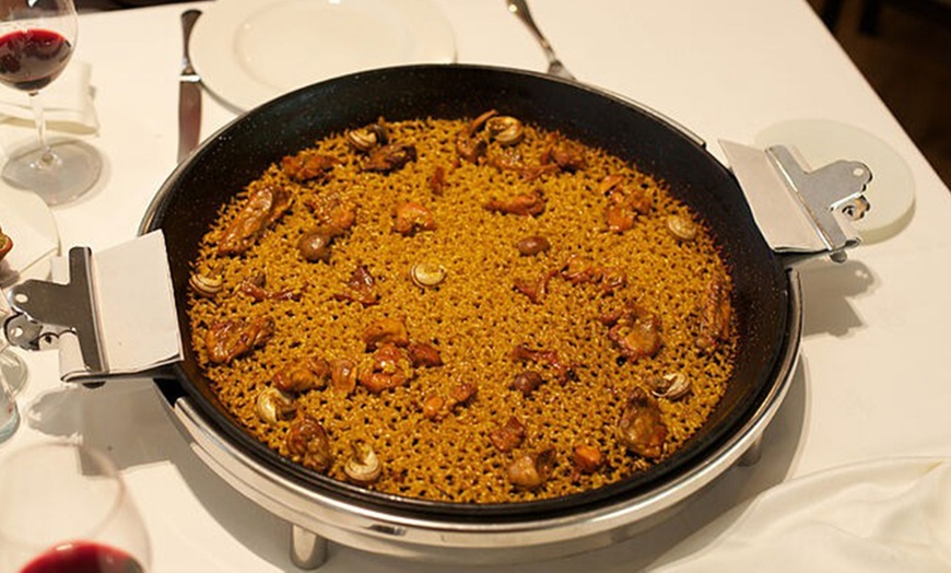 Image 2: Menú con entrantes, principales, postres y bebidas