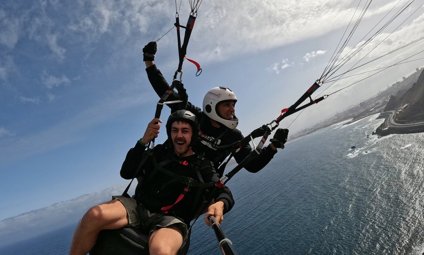 Image 6: Roza las nubes: vuelo de iniciación al parapente con foto incluida