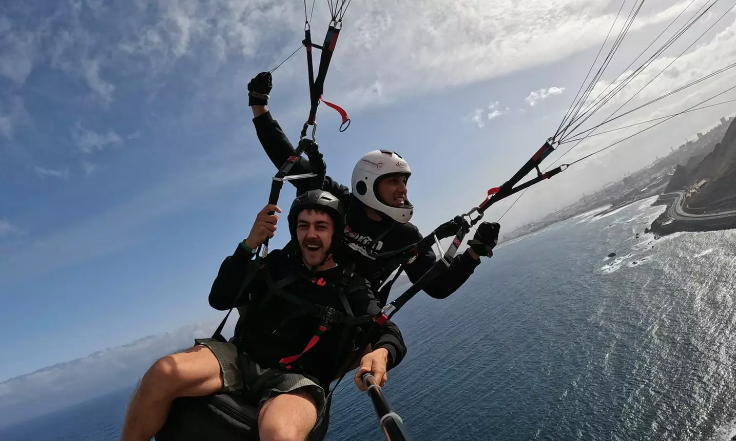 Roza las nubes: vuelo de iniciación al parapente con foto incluida