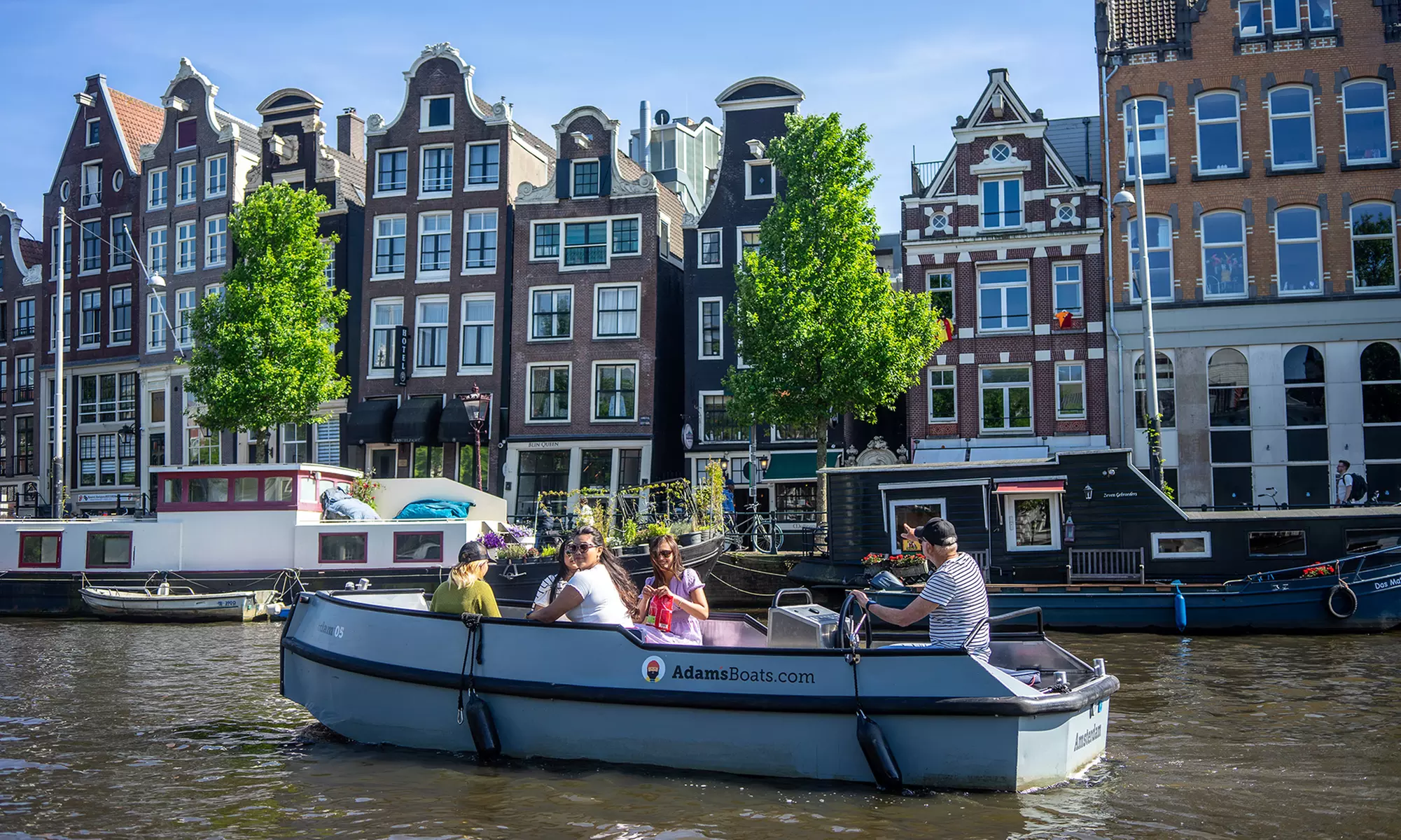 Amsterdam vanaf het water: sloep huren tot max. 10 personen