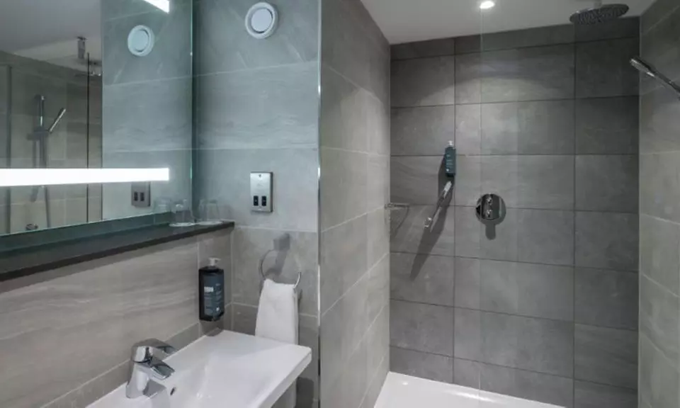 Brighton and Hove: Deluxe Double with Breakfast and Dinner