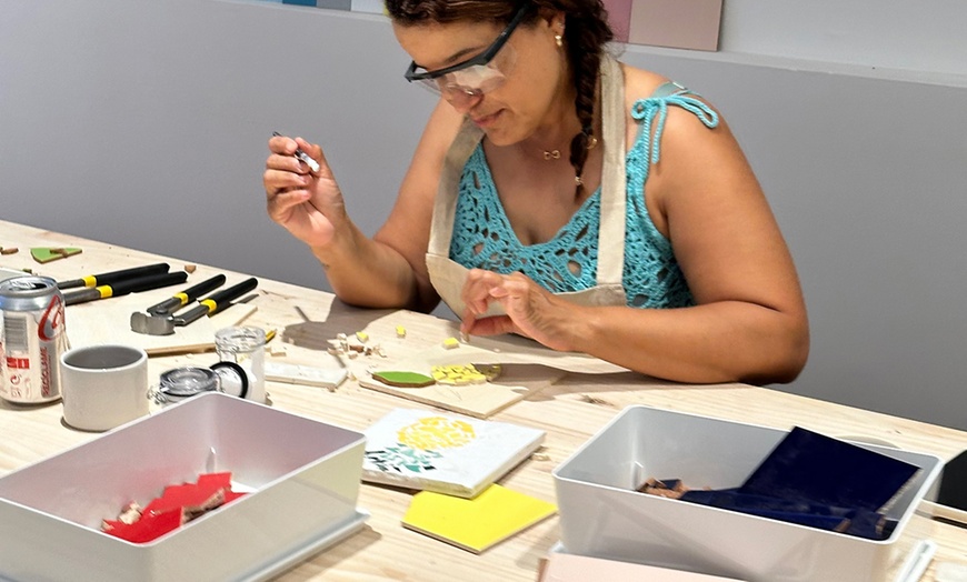 Image 2: Taller Mosaico Gaudí de 2 horas con bebidas ilimitadas y copa de vino