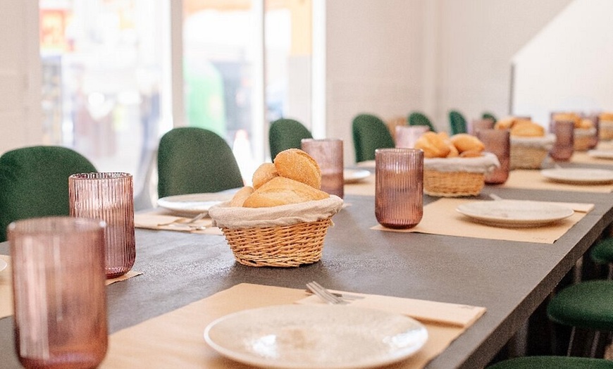 Image 3: Menú para 2 o 4 personas con botella de vino