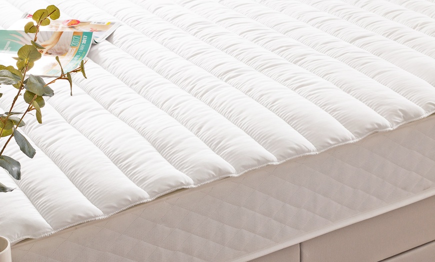 Image 2: Silentnight Cloud Mattress Topper