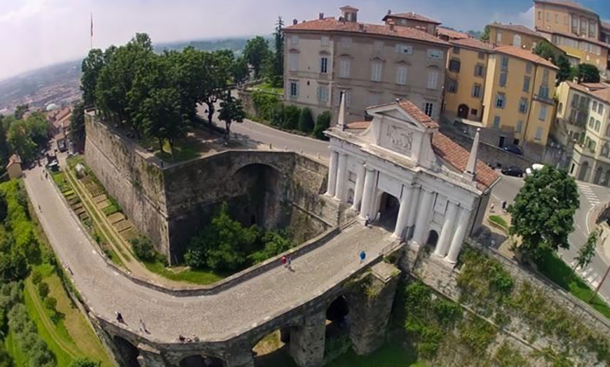 Image 10: Lanci in teleferica sulle mura di Bergamo Alta 