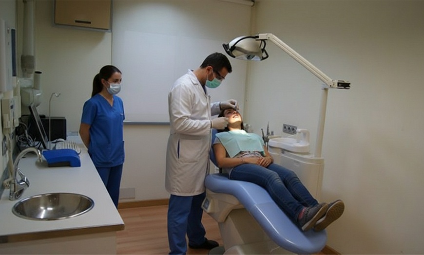 Image 2: Blanqueamiento dental con limpieza bucal y luz LED de alta intensidad