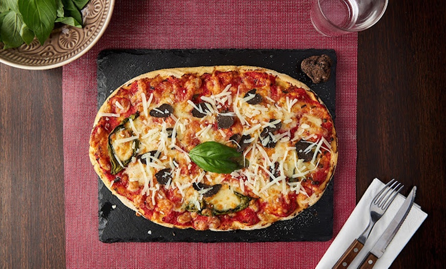 Image 2: Italienisches 3-Gänge-Menü mit Pizza nach Wahl für 2 oder 4 Personen