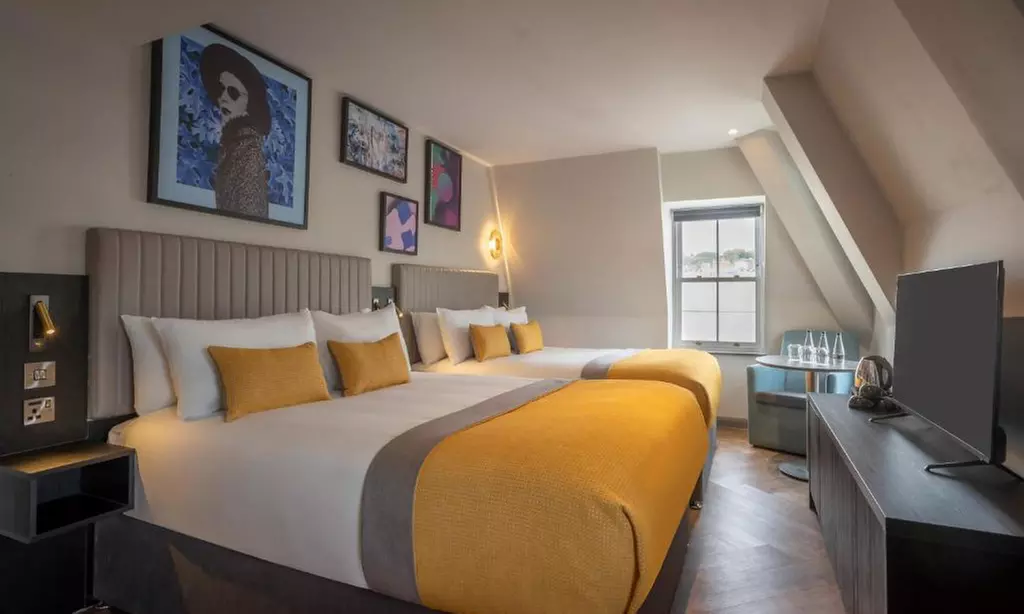 Brighton and Hove: Deluxe Double with Breakfast and Dinner