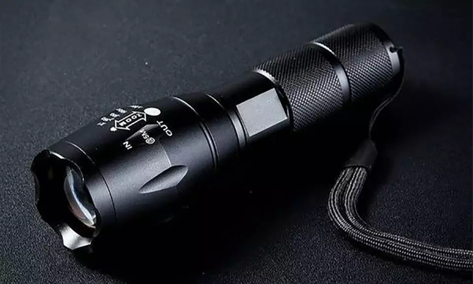 Militär-LED-Taschenlampe mit 5x Zoom in Schwarz, Grün-Weiß (Tarnfarben) oder Grün (Tarnfarben) - Second Medium