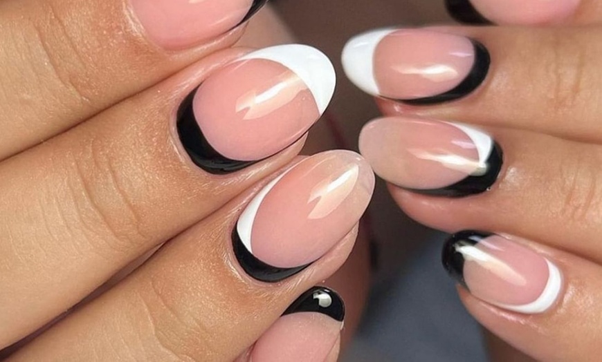 Image 3: Sesiones de manicura, pedicura y uñas de gel para una persona