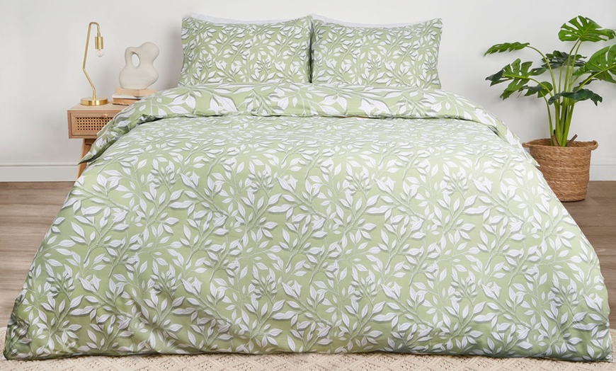 Image 7: Leaf Print Reversible Duvet Set