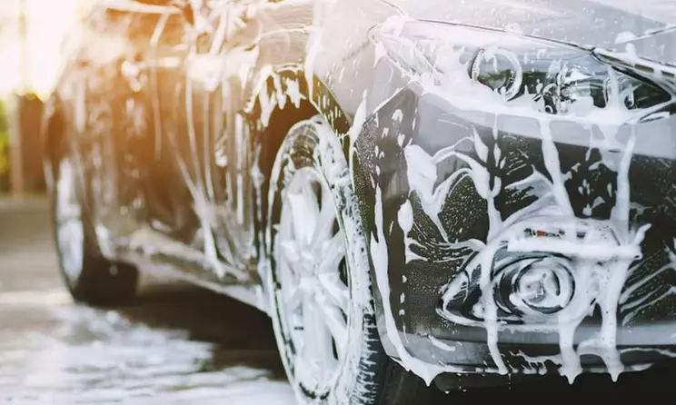 Professionelle Autoaufbereitung optional mit Shampoonieren oder Sprühglanz bei MD Autopflege (bis 59% sparen) - Primary Image