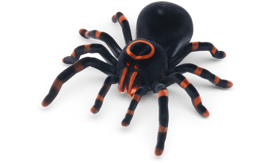 Image 2: Light-Up Remote-Control Spider