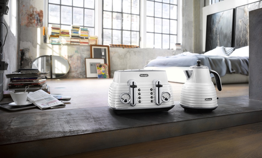 Image 5: DeLonghi Kettle and Toaster Set