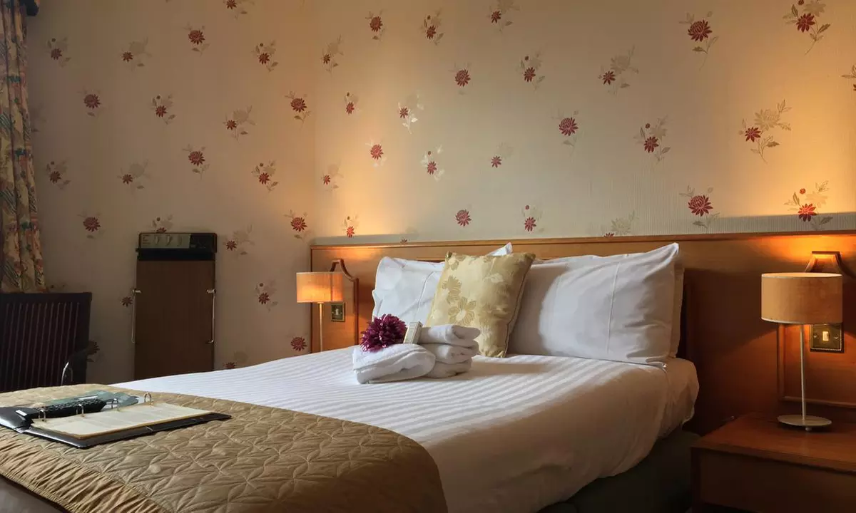 Charming Chester: For 2 or 4 with Breakfast, Bubbly and Pool Access