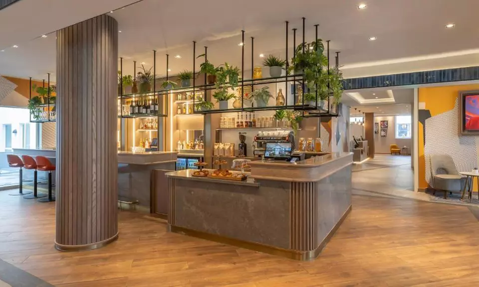 Brighton and Hove: Deluxe Double with Breakfast and Dinner