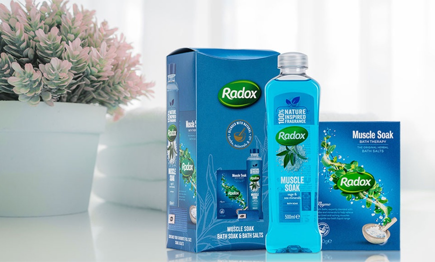 Image 2: Radox Muscle Soak Bath Gift Set