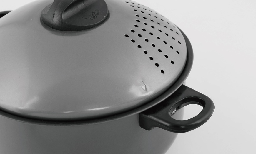 Image 5: Pasta Pot With Strainer