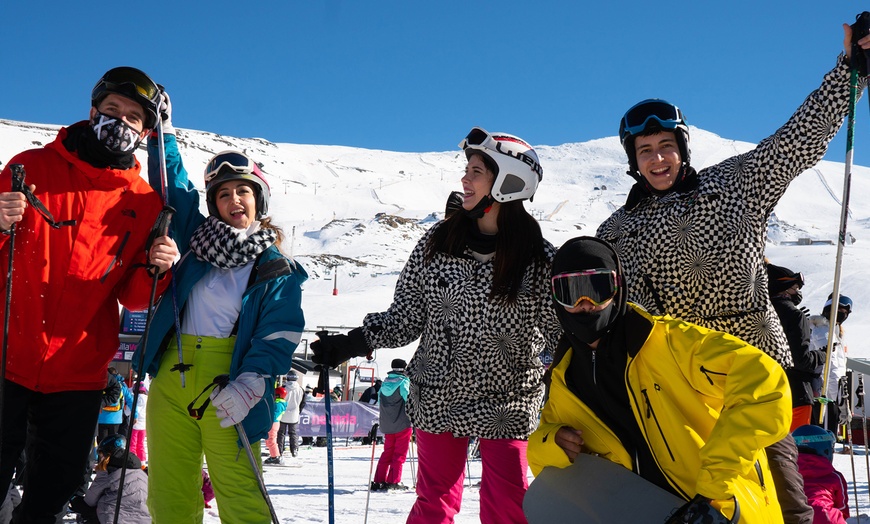 Image 9: Deslízate como un pro: clases de esquí o snow con material incluido