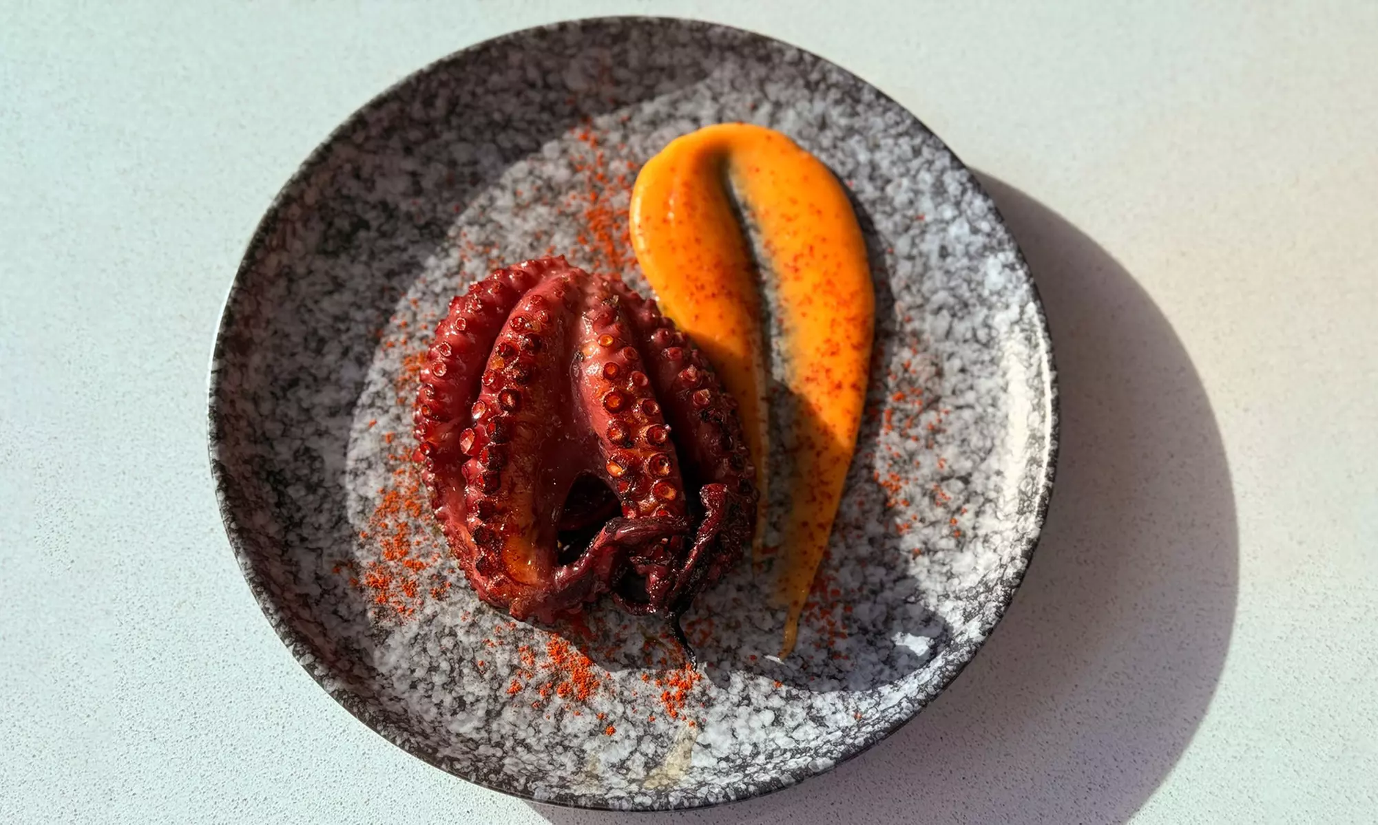 Menú con aperitivo, pases a elegir, postre a compartir y bebida