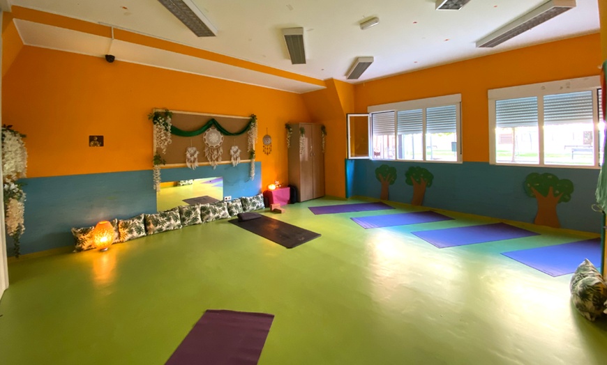 Image 4: 4 clases o 1 mes de clases de yoga ilimitado para 1 persona 