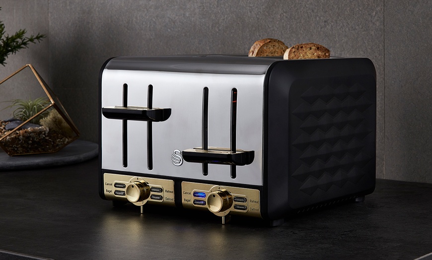 Image 11: Kettle and Four-Slice Toaster