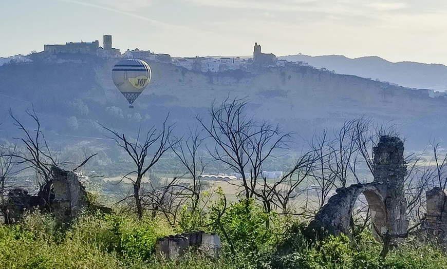 Image 12: Viaje en globo para 1 o 2 personas al amanecer con desayuno y brindis