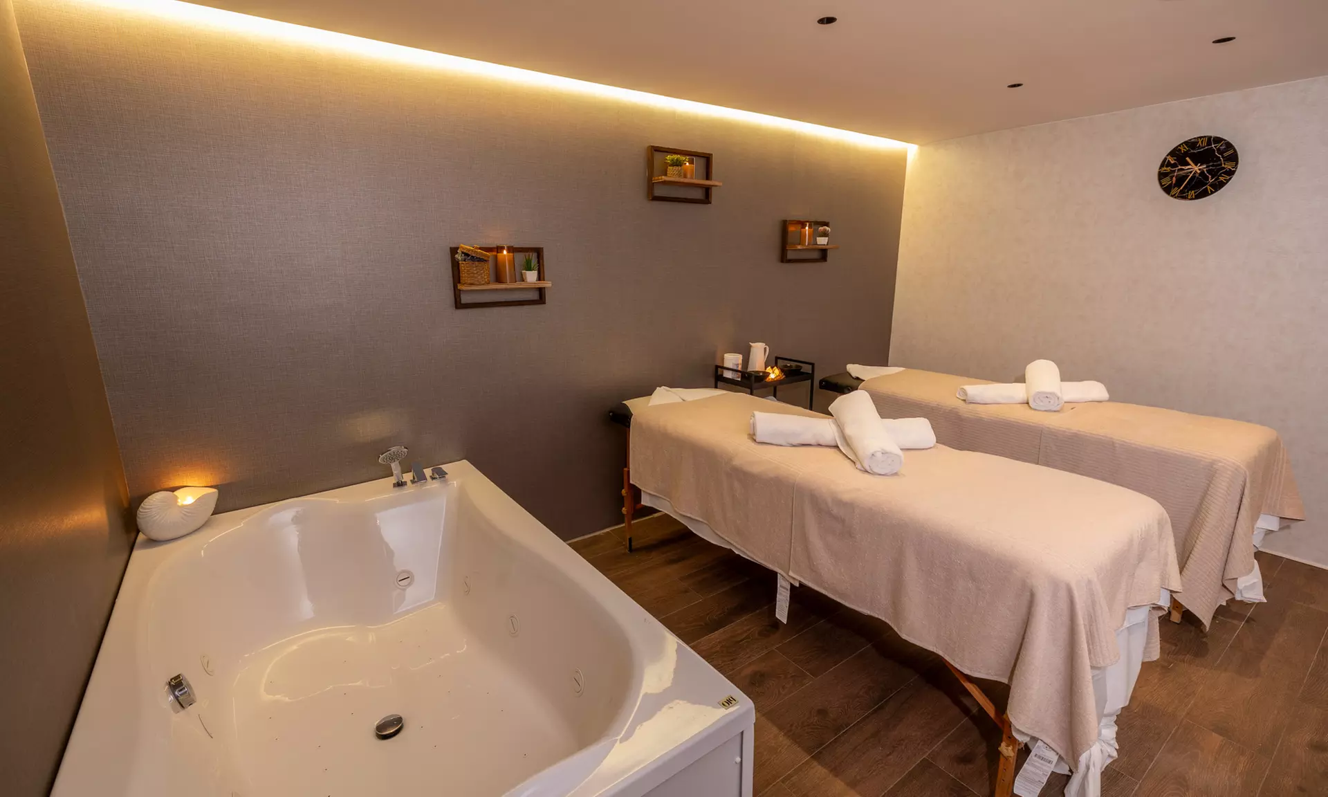 Spa privado con botella de cava y frutas para 2 con opciones extra