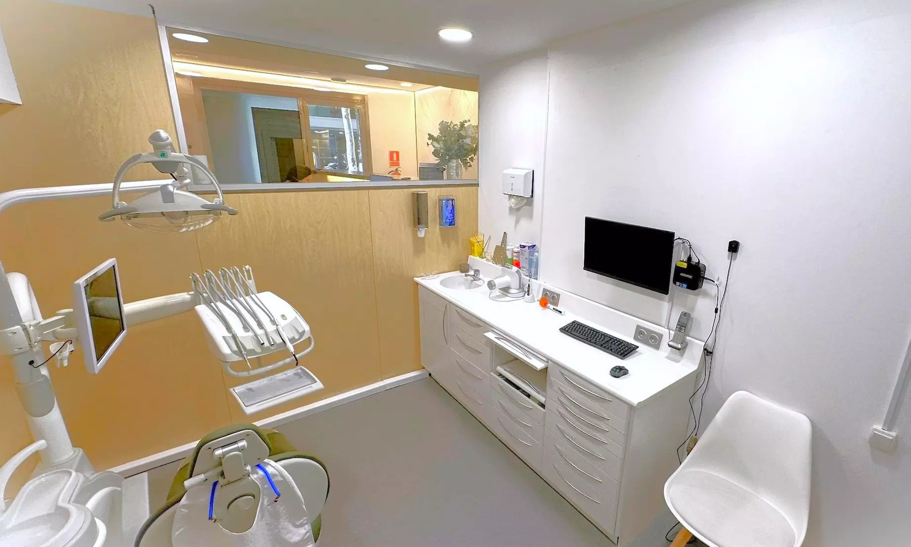 Limpieza bucal con revisión y pulido, y opción a blanqueamiento led