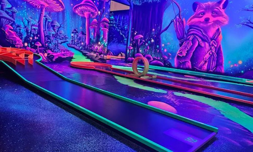 Image 1: Spannung und Spiel: Indoor 3D-Schwarzlicht-Minigolf für 2 Personen