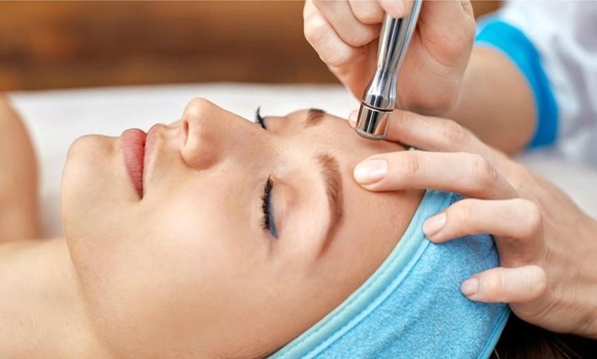 Image 3: Oxygen Facials