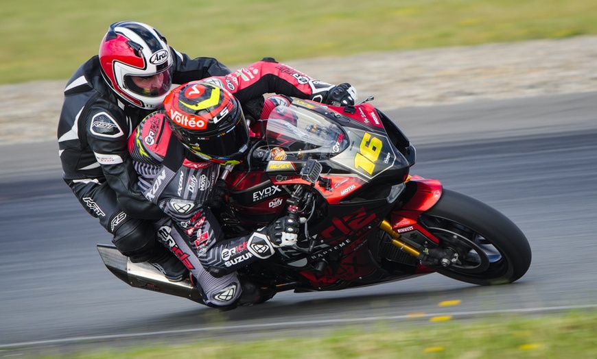 Image 6: Vitesse et sensations fortes garanties : baptême en moto de 3 tours