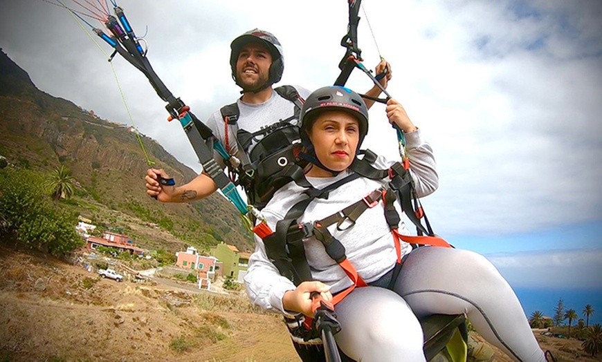 Image 3: Disfruta de un vuelo en parapente desde tres ubicaciones a elegir con foto con hasta 37% de descuento