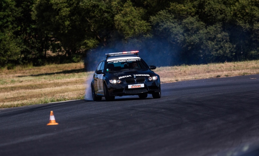 Image 1: Baptême de drift de BMW M3 V8 à Motorsport Academy Fontenay le comte